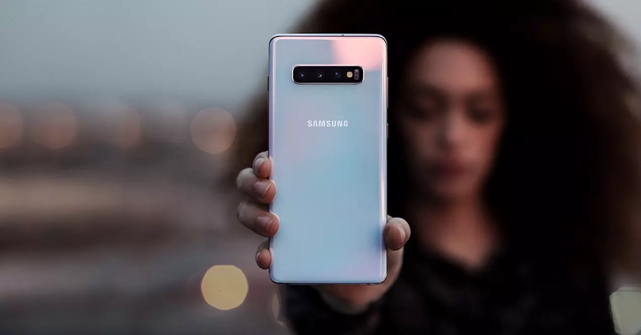 Galaxy S10 en mano