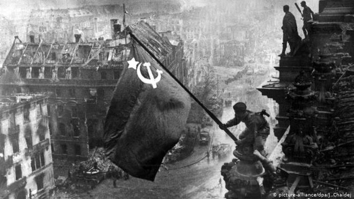 Ende Zweiter Weltkrieg Sowjet Flagge auf Reichstag (picture-alliance/dpa/J. Chaldej)